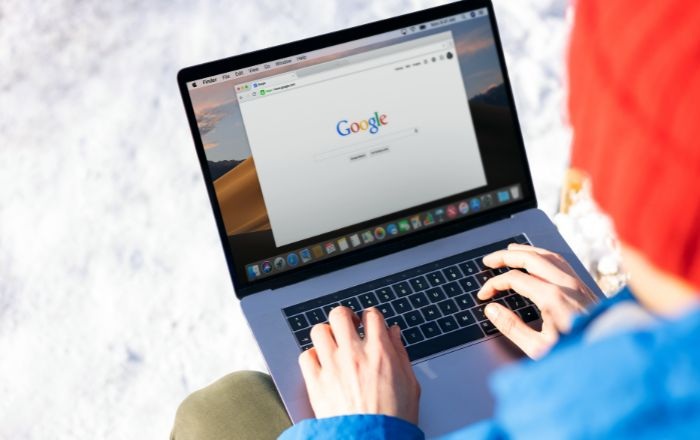 une personnes en train de chercher une apge sur Google